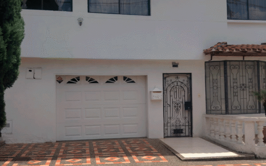 Casa en el barrio Los colores