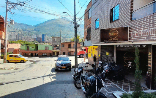 Local comercial en Obra 2000 Bello