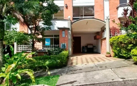 Casa de tres niveles en Alto Bonito Envigado